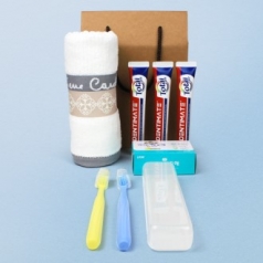 피에르가르뎅 세면타올 + 크리오 덴티메이트 토탈케어 3개 + 부케가르니 미세모 칫솔 2개 + 아이깨끗해 비누 + 치약칫솔케이스 + 끈케이스