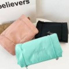 세련되고 소프트한 컬러 탈부착이 가능한 매쉬 파우치